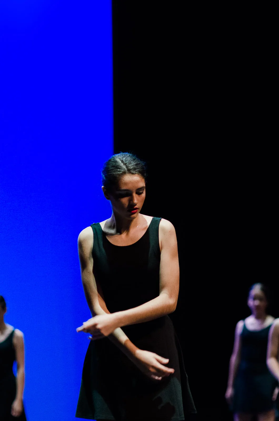 Bailarina de danza contemporánea sobre fondo azul