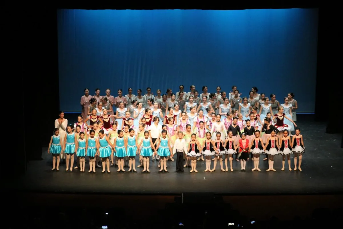 Toda la escuela sobre el escenario en el Festival de Danza de fin de curso