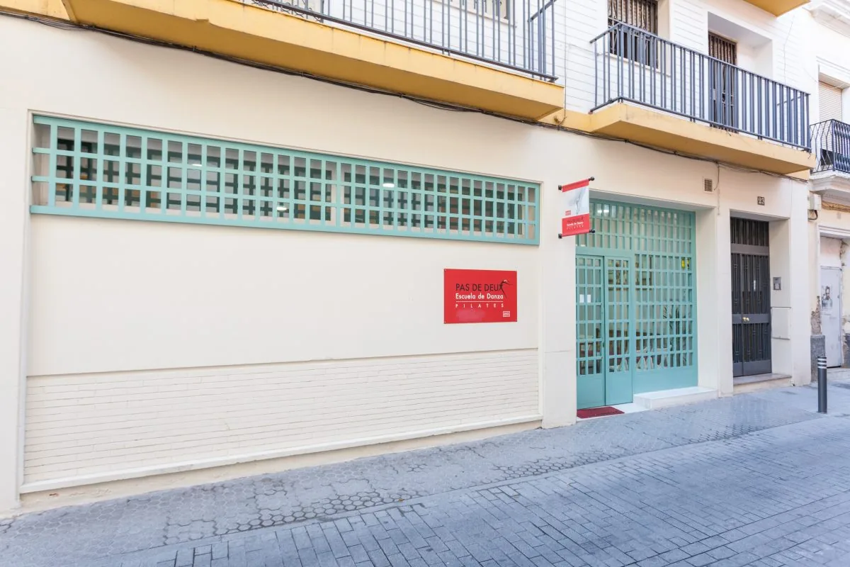 Fachada de la escuela Pas de Deux en la calle San Vicente 23 de Sevilla