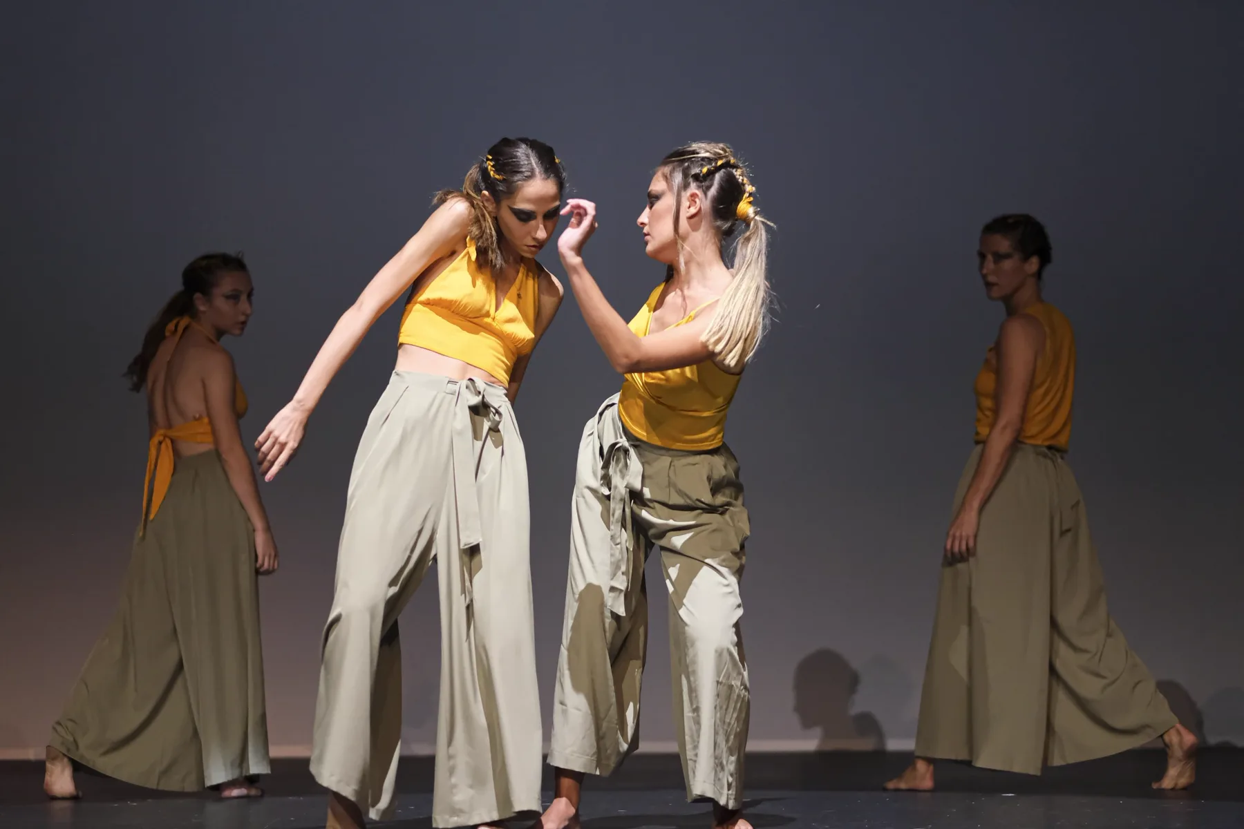 Bailarinas de danza contemporánea de la escuela sobre el escenario