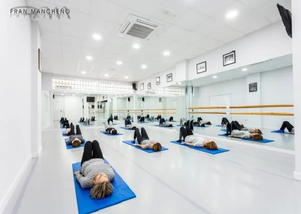 Clase de Pilates en grupo en la sala de la escuela