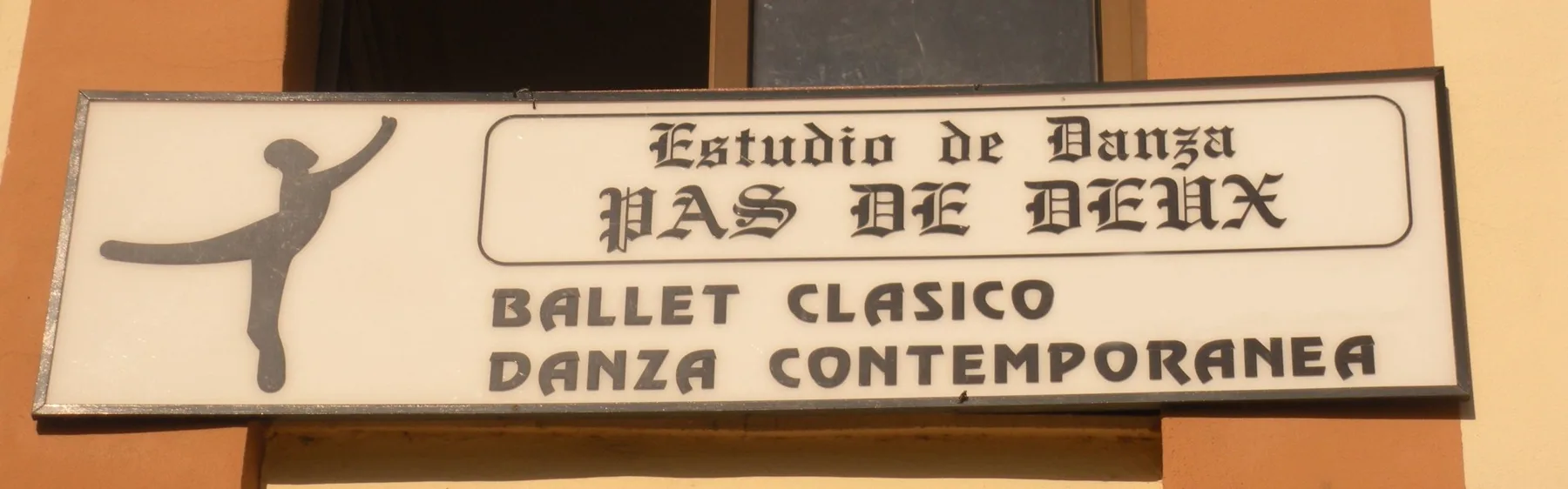 Rótulo histórico del Estudio de Danza Pas de Deux, con ballet clásico y danza contemporánea